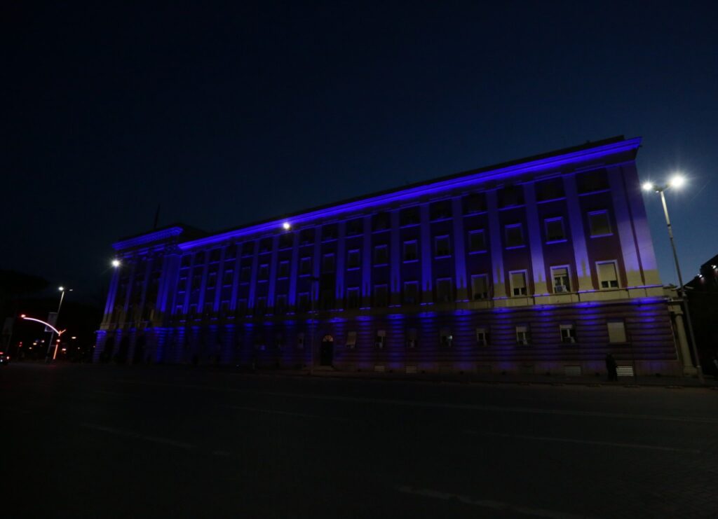 Kuvendi i Shqipërisë ndriçohet me ngjyrën blu, ja arsyeja e dekorit të veçantë 2 59c457f8 b00d 412d aa8a 8987e6fce539