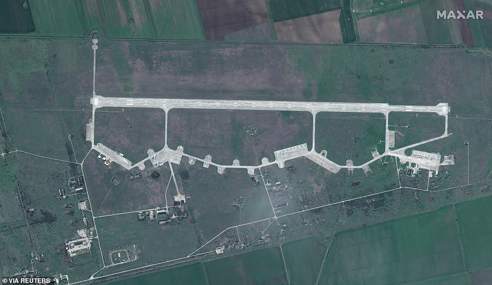 FOTOT: Në pritje të urdhrit të Putin, avionët supersonik rusë rreshtohen pranë kufirit me Ukrainën 3 6 10