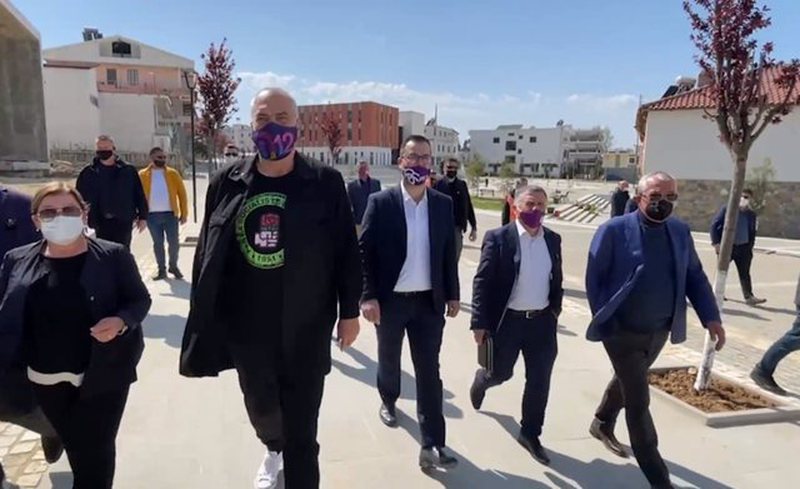 Shoqëruesja i shpjegon historinë e një ndërtese, Rama i kthehet: Këtë se ka as Kuvendi i Gramozit 800 0 606845323e97d