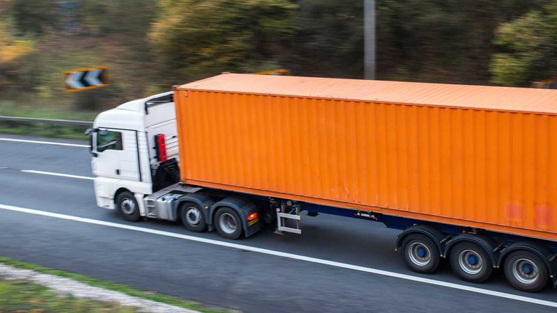 Kalimtarët hapin kutinë e rënë nga kamioni që po kalonte në autostradë, shokohen kur zbulojnë mbetje njerëzore 800 0 f5dc9f7cdea8224bd659a48649389327