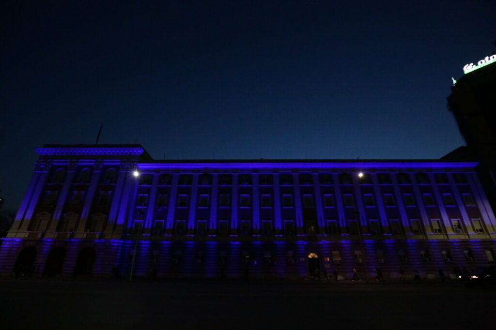 Kuvendi i Shqipërisë ndriçohet me ngjyrën blu, ja arsyeja e dekorit të veçantë 3 84b9a4c1 ca0c 42fc bd65 0f571e0d718f