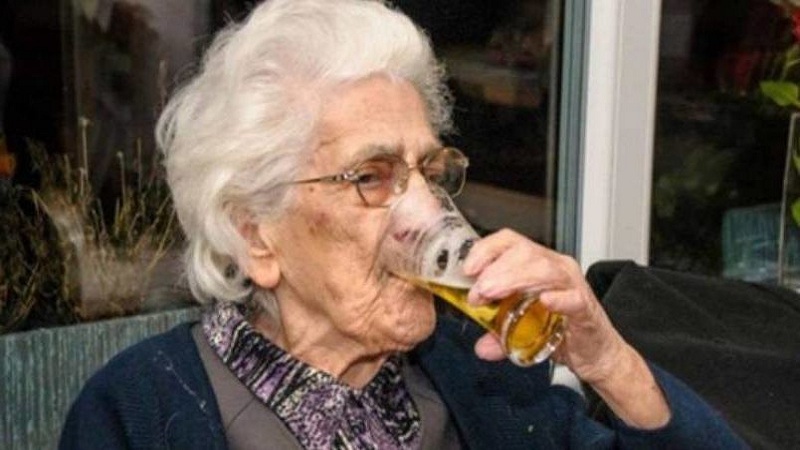 Ju njohim me 97-vjeçaren të dashuruar me birrën (fotot) 97 vjecarja