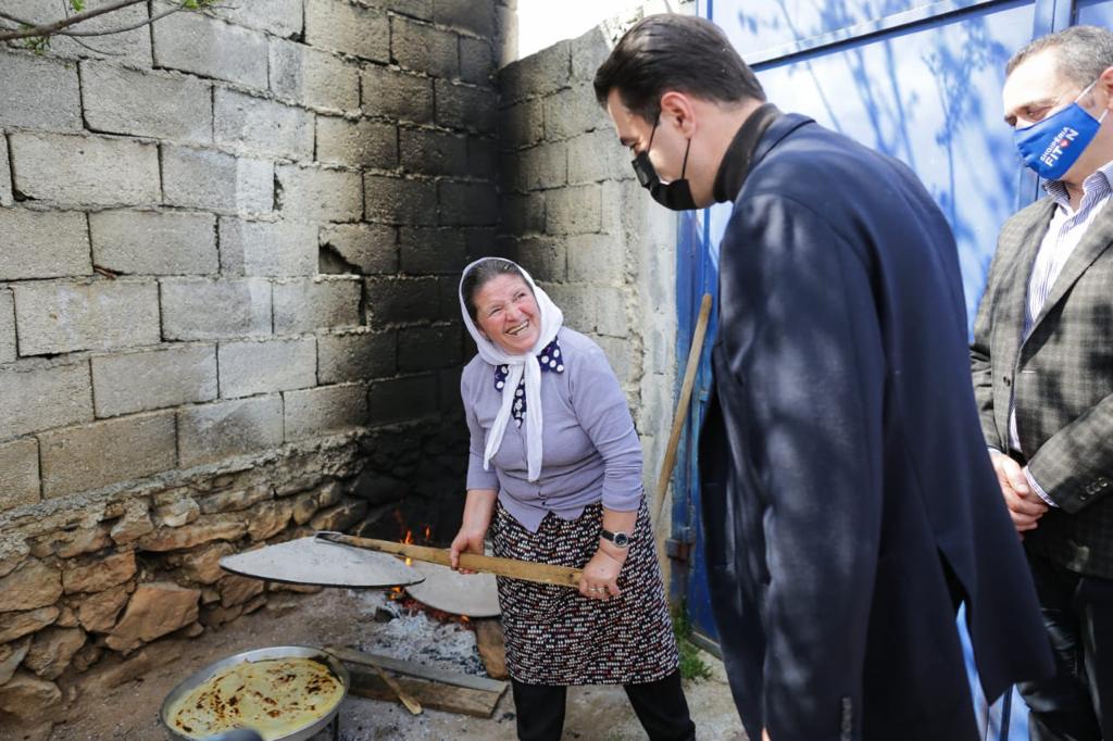 Basha vizitë në familjen kuksiane, shtrohet dhe konsumon flinë e përgatitur nga zonja e shtëpisë Basha 1