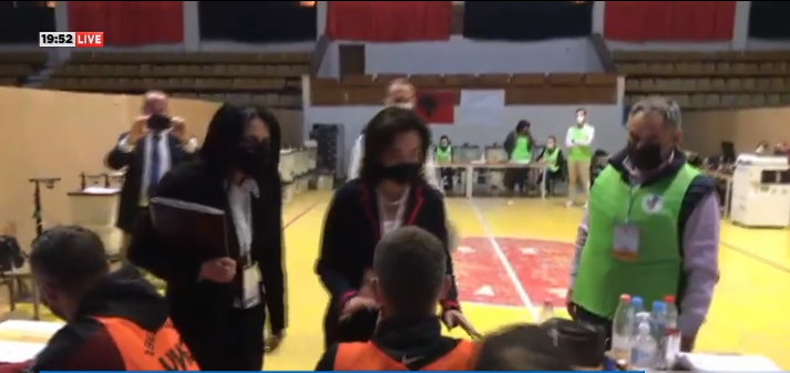 Nga Tirana në Elbasan, Yuri Kim vizitë “blic” në qendrën e numërimit Capture 219