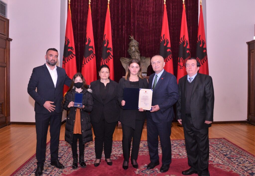 U sakrifikua mes flakëve për të shpëtuar kolegët, Meta vlerëson heroin Arjan Sala me “Dekoratën e Artë të Shqiponjës” Ilir Meta