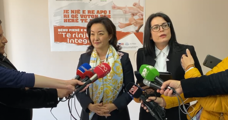 Ambasadorja Kim përsërit nga Fieri: SHBA-të nuk mbështesin asnjë parti apo kandidat të caktuar politik KIM