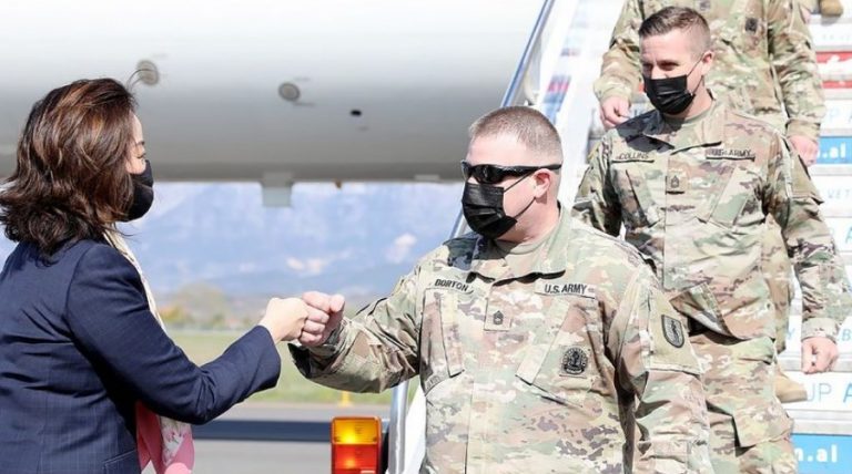 “Defender 21’, ambasadorja Kim pret ushtarët amerikanë: Do trajtojnë Forcat e Armatosura për stërvitjen, dy helikopterë për Shqipërinë Kim