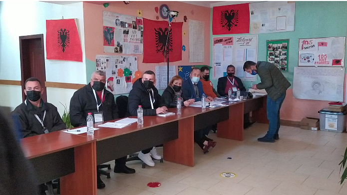 Qytetari konfrontohet fizikisht me vëzhguesin e PD, pse nuk e la të votonte familjarisht. Largohet dhe merr fletën e votimit me vete QV