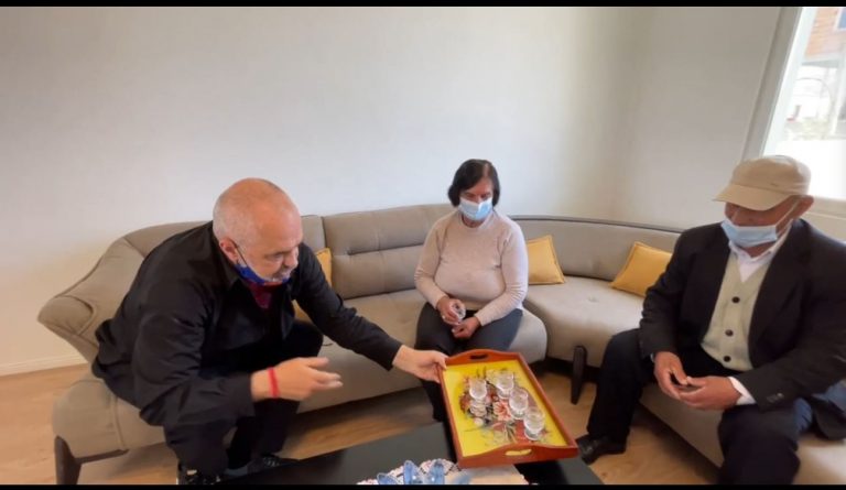 Rindërtimi/ Rama i shërben familjes në Durrës: Ta gëzoni shtëpinë e re, do të vazhdojmë me rindërtimet deri në fund (video) Rama 10 2