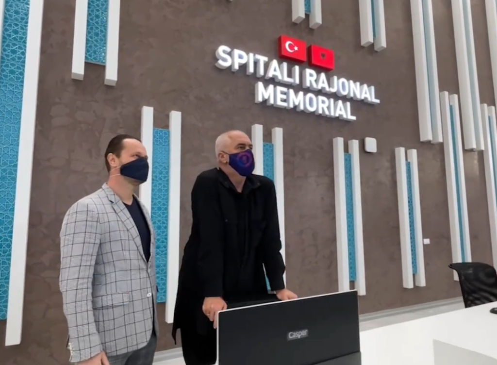 “Ma ka dhënë porosi shoku Gramoz”, Rama nga Spitali Rajonal Memorial zbulon projektin e ri: Në Fier do sjellim filialin e një universiteti mjekësie të Turqisë Rama fier