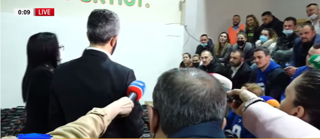 FOTO-LAJM / Ambasadorja amerikane kërkesë urgjente numëruesve të PD, hiqni bluzat me nr e partisë Screenshot 2021 04 26 at 00
