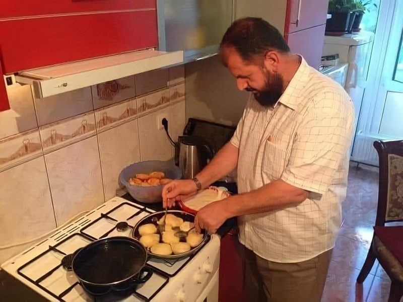 Tha se ‘gratë e kanë vendin në kuzhinë’/ Del fotoja e hoxhës Shefqet Krasniqit nga kuzhina, bën petulla për iftar Shefqet Krasniqi