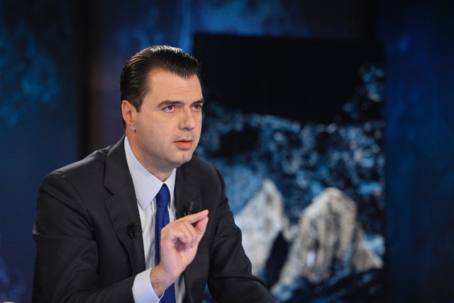 Basha bën deklaratën bombë në studio: Kemi raportime vdekjesh pasi kanë marrë dozën e parë të një vaksine! basha 4