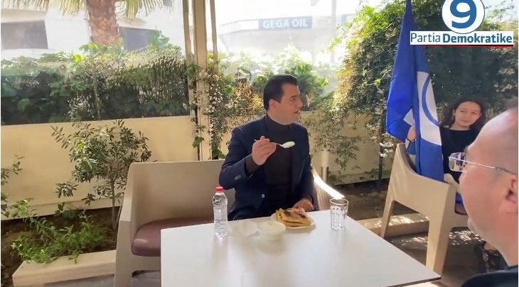 “Mos kujtoni se kam ardhur për fushatë këtu jo,” Basha ndalon në Lushnje për të ngrënë byrek me kos deleje basha kos byrek