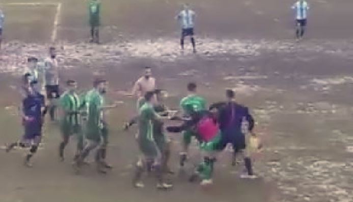 Rikthehet dhuna në futbollin shqiptar, trajnerë e lojtarë shoqërohen me polici dhuna