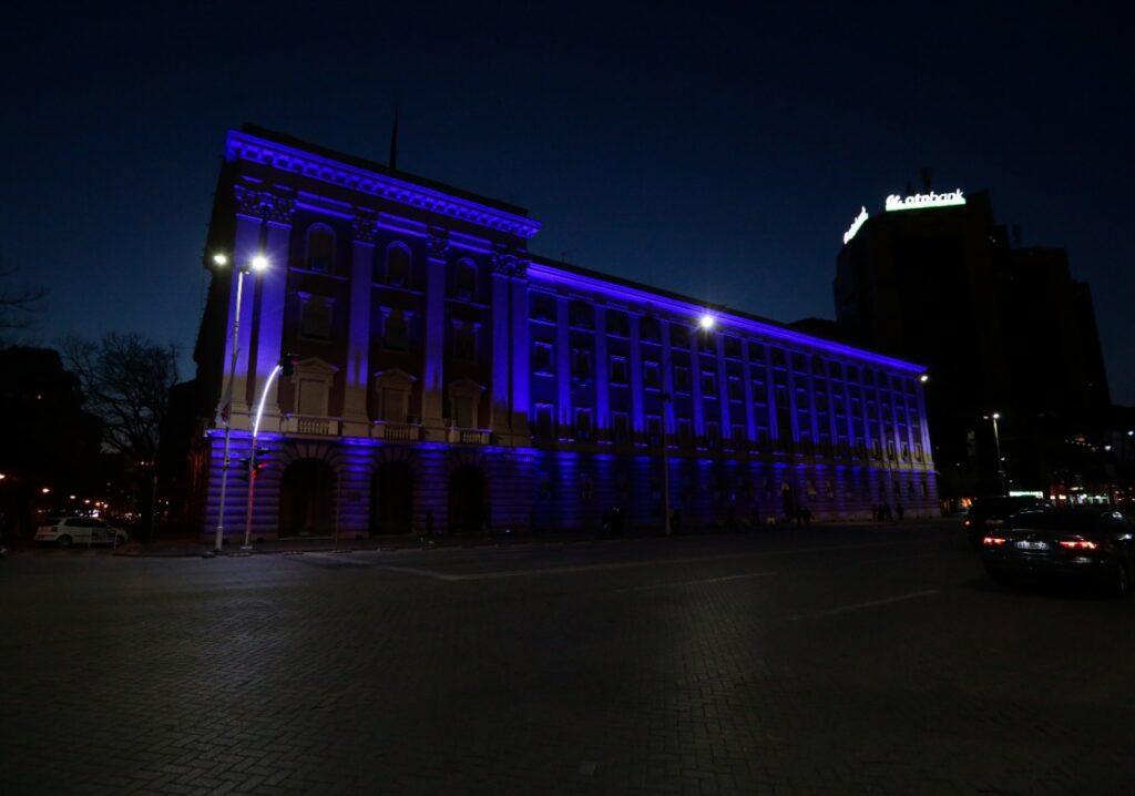 Kuvendi i Shqipërisë ndriçohet me ngjyrën blu, ja arsyeja e dekorit të veçantë 1 ed879e61 315d 4051 b16c 59798bd66ac9