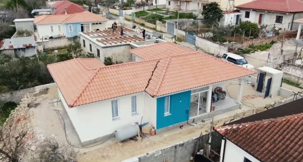 Të moshuarit u bënë me shtëpi të re, Rama: Zemra plot me gëzim që iu gjendëm pranë atyre që humbën strehën edi rama shtepia e re