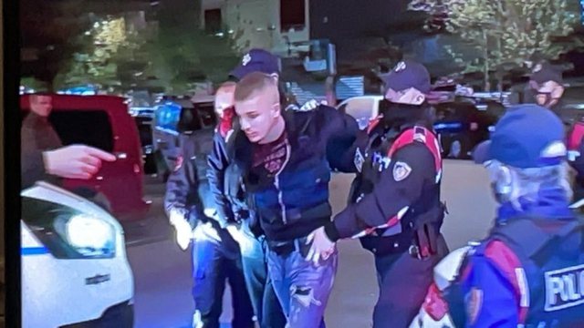 Plas sërish në Elbasan/ Sfiduan policinë, prangoson 3 të rinjtë pranë vendit ku u vra Pjerin Xhuvani elbasan