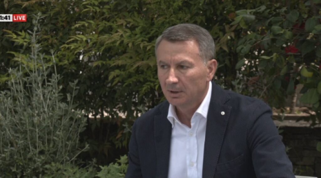 Fatbardh Kadilli merr pjesë edhe në Kuvendin e 18 Dhjetorit: Të largohen Basha e Berisha fatbardh kadilli