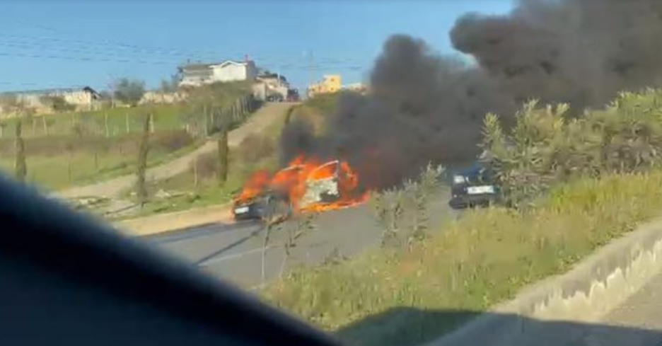 Shkrumbohet një makinë në autostradën Tiranë-Elbasan, shpëton mrekullisht shoferi flak makine