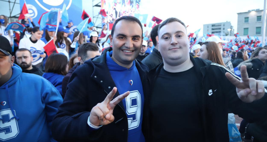 FOTO/ Djali i Olldashit në mbylljen e fushatës së demokratëve, Këlliçi: Krenaria e të ndjerit Sokol glauk olldashi