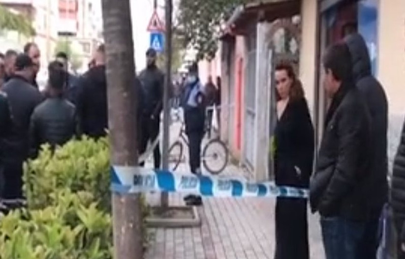 Përplasje mes anëtarëve të PS dhe PD në Kavajë, zbardhet identiteti i të plagosurit. Autori me dy emra grida