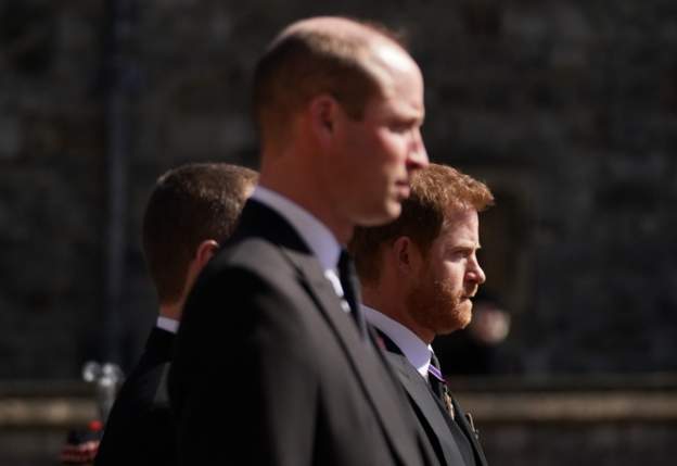 Princ William dhe Princ Harry ulen përballë njëri-tjetrit për shërbimin fetar të funeralit të Princit Philip harrry dhe William