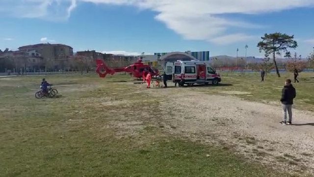 Aksident i rëndë në Korçë, 27-vjeçari niset me urgjencë me helikopter drejt Traumës helikopter