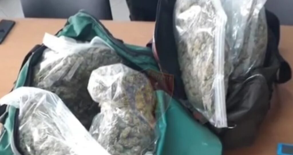 Tentuan të trafikonin 5 kg kanabis drejt Greqisë, në pranga 48-vjeçari që i shoqëroi deri në kufi kanabis