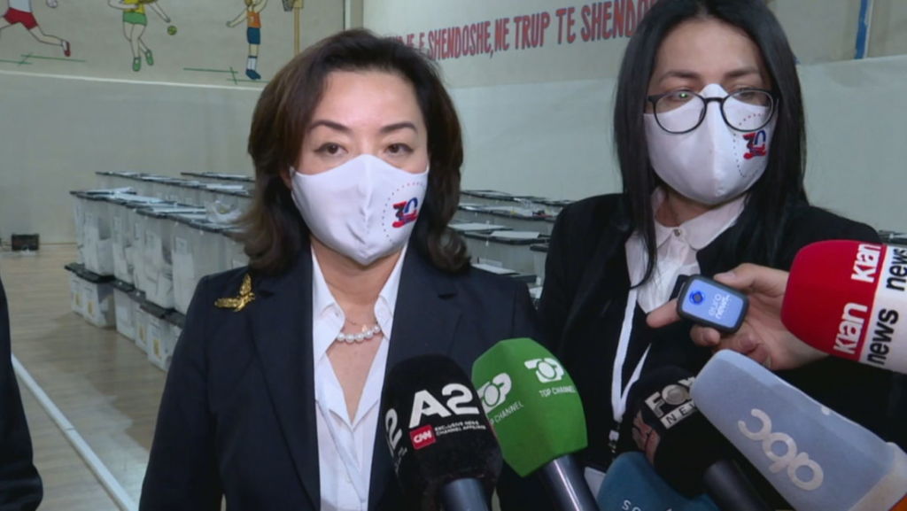 Yuri Kim në terren gjatë numërimit të votave përsërit thirrjen: Partitë të pranojnë rezultatin, ne do jemi këtu kim votime