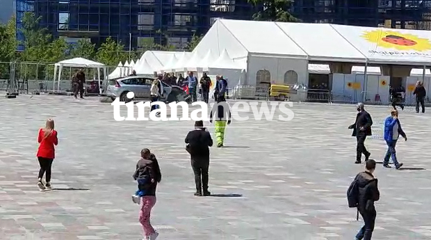 Pamjet ekskluzive/ Makina futet me shpejtësi në sheshin “Skëndërbej”, përplasje mes disa personave makina 1