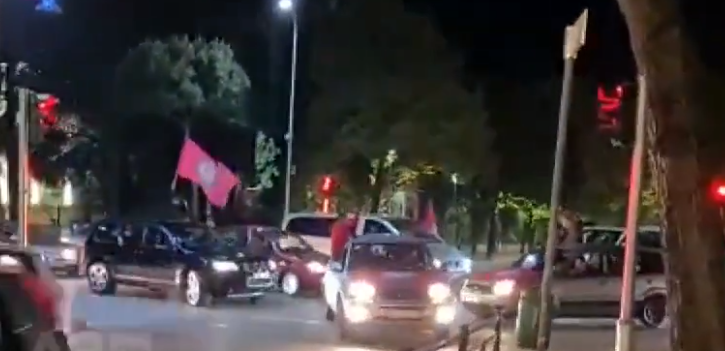 Socialistët me flamuj dhe makina festojnë në rrugët e Tiranës makina me flamunj