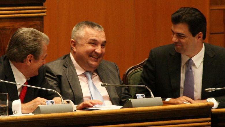 “I mbyturi të mbyt”, Veliaj akuzon Berishën, Metën dhe Bashën për situatën në Rinas: T’i ndëshkojmë më 25 Prill meta basha berisha