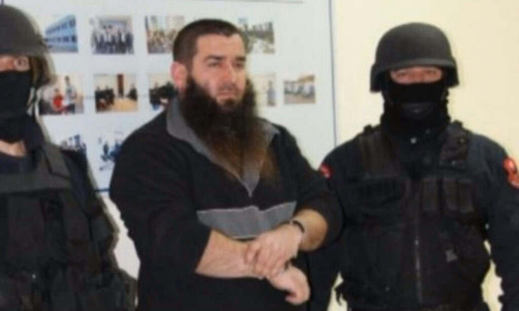 Kavajë/ Plagosi me armë sekretarin e PD-së, Cili është autori i dyshuar në kërkim (FOTO) ndricim jonuzi