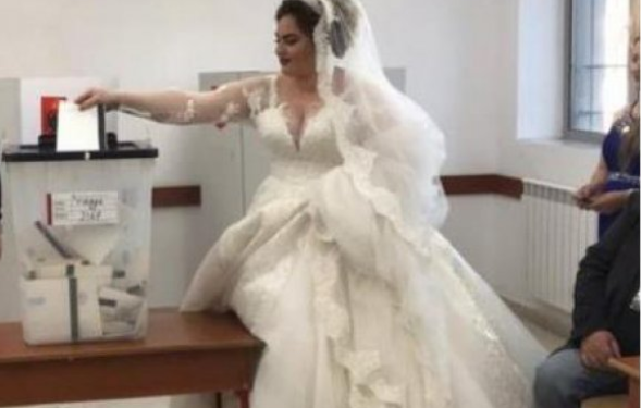 FOTO/ Me fustan të bardhë, nusja në Kavajë shkon të votojë përpara dasmës nusja 589x375 1