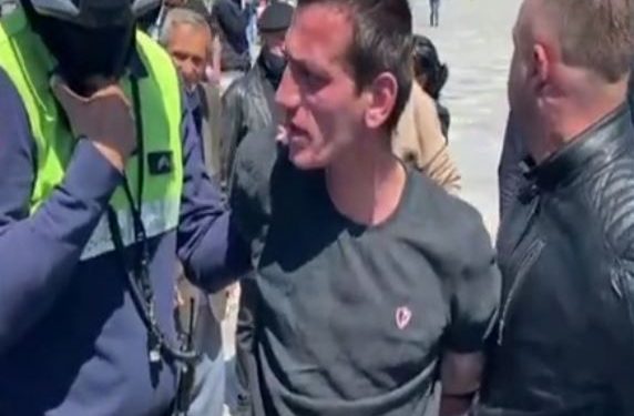Ky është i riu që hyri me makinë në shesh/ Çfarë tha 35-vjeçari pas ndalimit nga policia: Nuk e mora vesh fare, i futa një… personi 572x375 1