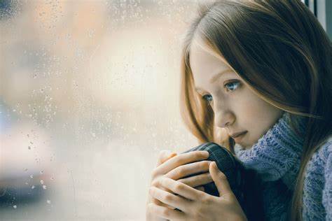 Të mërzitur në ditët me shi? Ja ç’po ndodh në mendjen tuaj rainy day