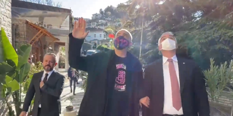 Rama pret ministrin turk në Gjirokastër. Në sfond dëgjohet edhe ezani rama Mehmet Nuri Ersoy