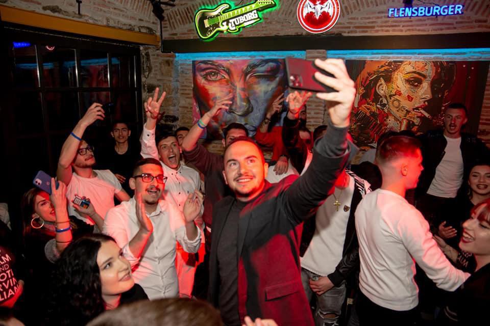 Salianji nuk pyet për COVID-19, organizon party me të rinjtë e Korçës 12 salianji 12