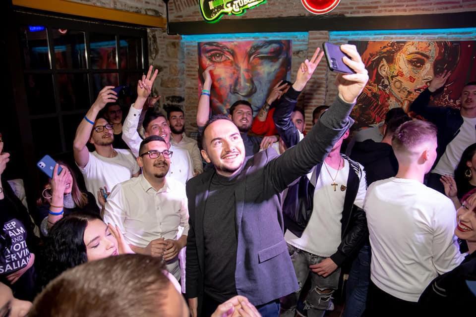 Salianji nuk pyet për COVID-19, organizon party me të rinjtë e Korçës 14 salianji 14