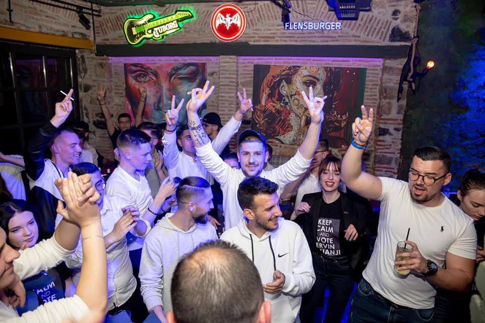 Salianji nuk pyet për COVID-19, organizon party me të rinjtë e Korçës 16 salianji 16