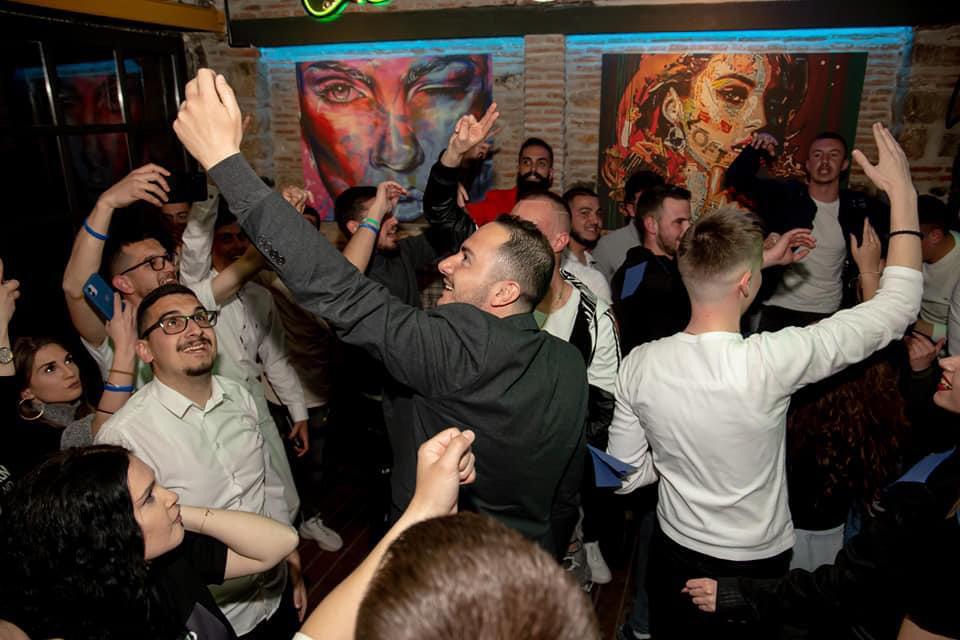 Salianji nuk pyet për COVID-19, organizon party me të rinjtë e Korçës 17 salianji 17