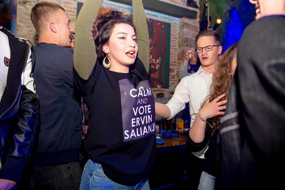 Salianji nuk pyet për COVID-19, organizon party me të rinjtë e Korçës 5 salianji 5