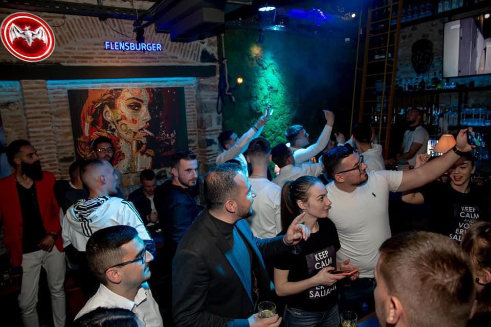 Salianji nuk pyet për COVID-19, organizon party me të rinjtë e Korçës 7 salianji 7 1