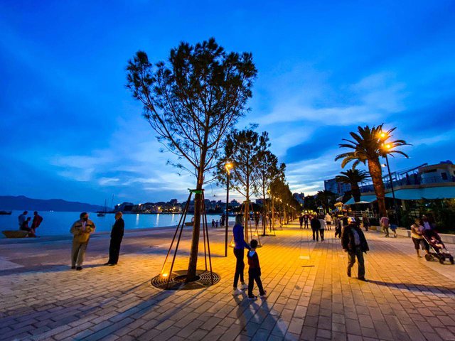 FOTOT/ Rama publikon pamjet nga shëtitorja e re e Sarandës 10 saranda 10
