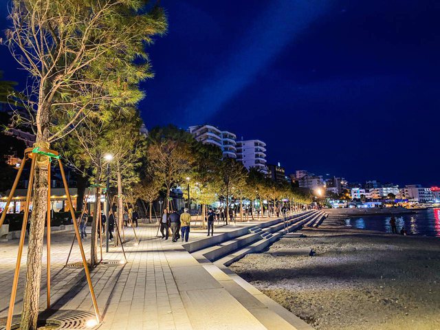 FOTOT/ Rama publikon pamjet nga shëtitorja e re e Sarandës 5 saranda 5