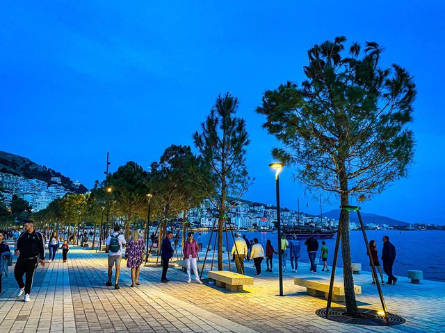 FOTOT/ Rama publikon pamjet nga shëtitorja e re e Sarandës 6 saranda 6