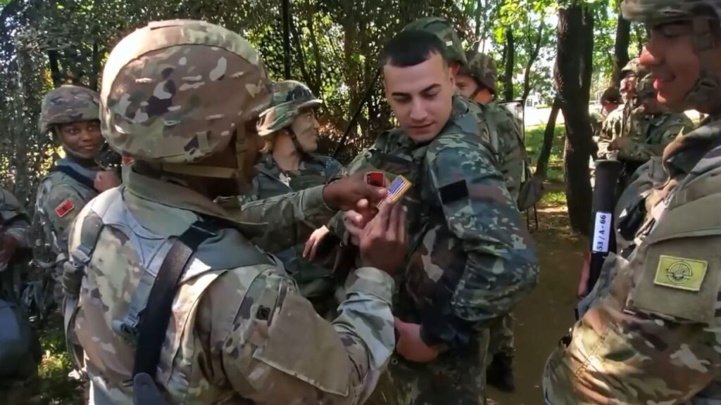 VIDEO/ Momenti kur ushtarakët shqiptarë dhe ata amerikanë ndërrojnë spaletat gjatë stërvitjes 01