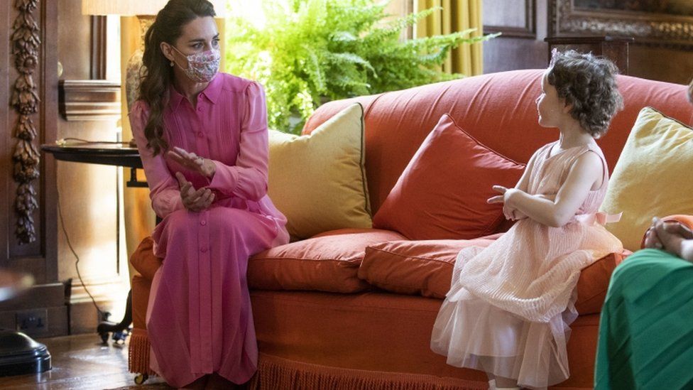 Foto/ Vogëlushja me leucemi kishte kërkuar të takonte një princeshë të veshur me rozë, Kate Middleton e surprizon 1 1 63