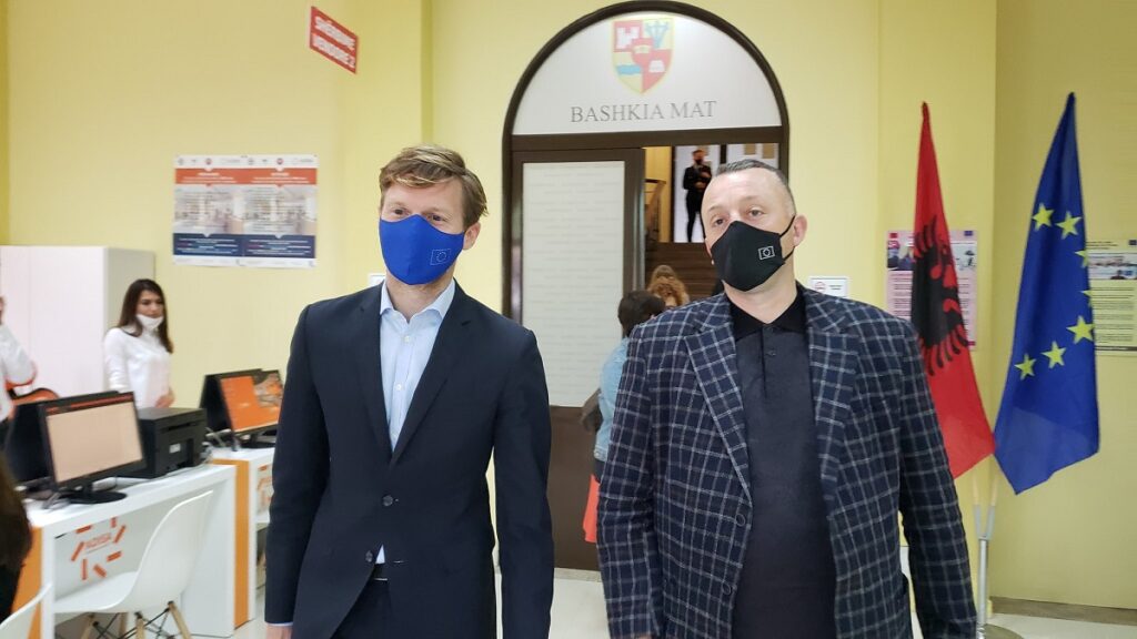 Mat / Kryebashkiaku Malaj pret delegacionin e BE-së, të rinjtë pikturojnë “Evropa është këtu“ 11